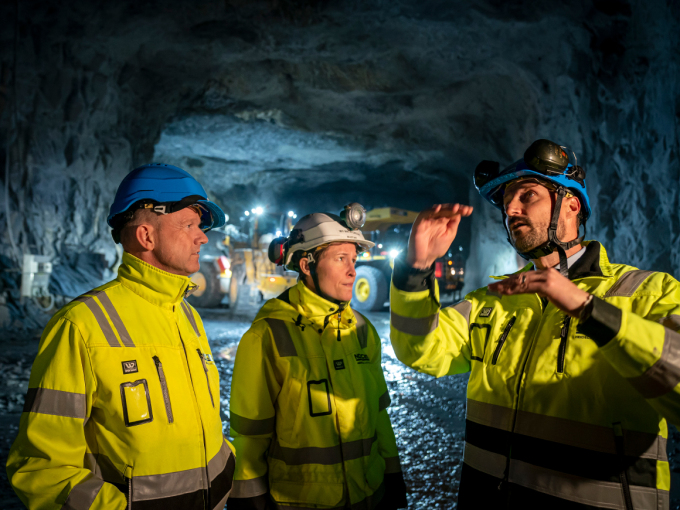 Kronprins Haakon besøkte kalkstensgruven 320 meter under havoverflaten. Foto: Heiko Junge, NTB scanpix