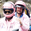 Pink Panthers er en gruppe damer med hver sin motorsykkeltaxi. UNDP bistår med god kjøreopplæring og sikkerhetsutstyr. Kronprinsen fikk snakket med damene om hva denne jobben betyr for dem: Mat på bordet og skolegang for barna var det gjennomgående svaret.  Foto: Christian Lagaard, Det kongelige hoff.
