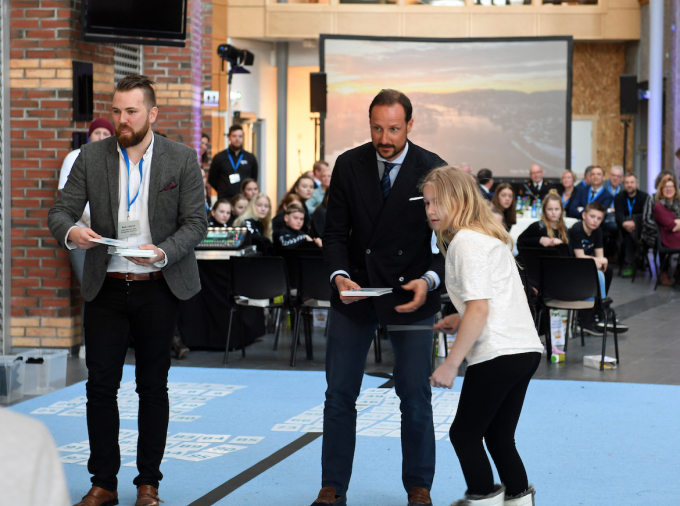Lek og læring med tall sammen med elever fra Myrene skole. Foto: Sven Gj. Gjeruldsen, Det kongelige hoff