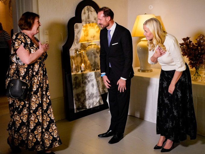 Kronprins Haakon og Kronprinsesse Mette-Marit helsar på leiar Lisbeth Kristine Røyneland i Nasjonal støttegruppe etter 22. juli under gjestebodet på Skaugum. Foto: Terje Bendiksby / NTB