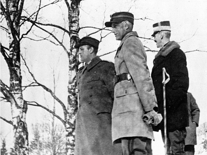 Kong Haakon og Kronprins Olav i samtale med general Otto Ruge, øverstkommanderende under felttoget i Norge. Foto: Scanpix