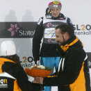 25. februar: Kronprins Haakon er til stede under kvinnenes hopp normalbakke i Midtstuen. Deler ut blomster til Daniela Iraschko og de andre medaljevinnerne etter konkurransen (Foto: Heiko Junge / Scanpix)