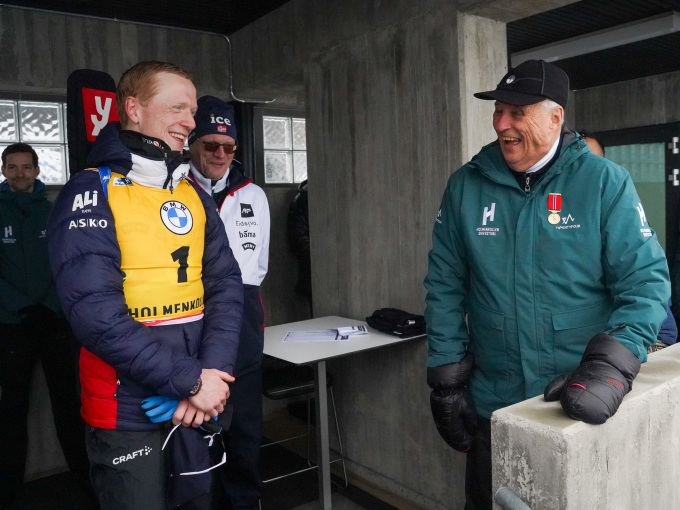 Kong Harald gratulerer Johannes Thingnes Bø med en sesong det skal bli vanskelig å kopiere – seier i 19 av de 23 individuelle rennene han har stilt opp i. Foto: Liv Anette Luane, Det kongelige hoff