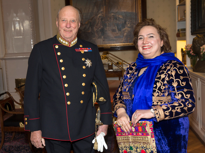 Kong Harald tar i mot Afghanistans ambassadør Shakria Barakzai. Foto: Terje Bendiksby / NTB scanpix