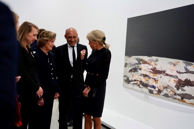 Gjestene fikk se utstillingen og utvalgte verk under åpningsarrangementet. Foto: Sara Svanemyr, Det kongelige hoff 