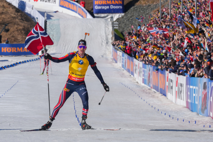 Sturla Holm Lægreid under herrenes 12,5 km jakstart i verdenscupen i Holmenkollen lørdag. Foto: Terje Pedersen / NTB