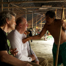 Gonagas Harald ja Dag Hareide gili dálkkasolbmáin, Lorival.  (Govva: Rainforest Foundation Norway / ISA Brazil)