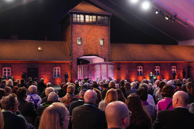 Seremonien ble holdt foran den store jernbaneporten som førte inn til Auschwitz. Foto: Heiko Junge, NTB