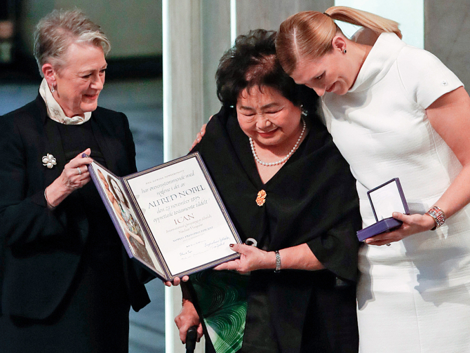  ICAN ráfibálkkašumi vuoiti jođiheaddji Beatrice Fihn, ja ICAN-aktivista, guhte beasai heakkas Hiroshima-bombemis, Setsuko Thurlow vuostáiváldiba ráfibálkkašumi Oslo Ráđđeviesus Nobellávdegotti jođiheaddjis Berit Reiss-Andersen. Govva: Terje Bendiksby / NTB Scanpix