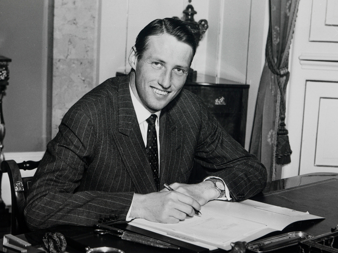Kronprins Harald i sitt arbeidsværelse på Slottet i 1963. Foto: NTB, De kongelige samlinger