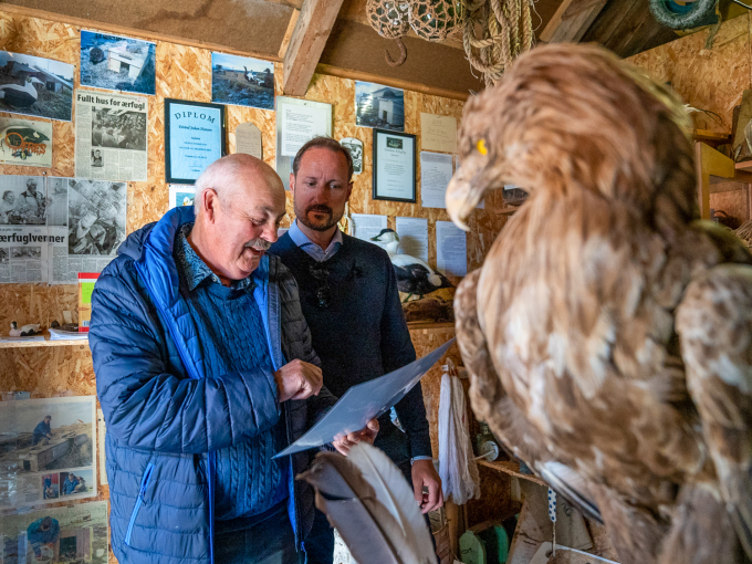 Eivind Hanssen viser Kronprinsen rundt på ærfuglmuseet E-huset. Foto: Simen Løvberg Sund, Det kongelige hoff