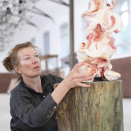 Irene Nordli monterer et av sine arbeider i Ridehuset. Foto: Øivind Möller Bakken, Det kongelige hoff