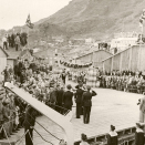 Kong Haakon ønskes velkommen på havna i Honningsvåg. Fotograf ukjent, De kongelige samlinger.