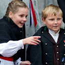 Kronprinsfamilien hilser barnetoget i Asker på Skaugum. Foto: Jon Olav Nesvold / NTB scanpix.