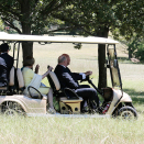 Generálaguvernøra ja Lady Cosgrove bovdiiga Gonagasbára unna Kengurosafarii párkkas mii lea Government House birra. Govva: David Gray, Reuters / NTB scanpix