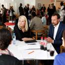 18. september: Kronprins Haakon og Kronprinsesse Mette Marit i samtale med ungdom fra "Vær stolt"-prosjektet på Holmlia (Foto: Cornelius Poppe, Scanpix)