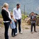 Kronprinsfamilien i samtale med barn som er på vei for å hente gras til kyrne (i Dzongu, Sikkim). Publisert 21.01. 2011 som handoutbilde fra Det kongelige hoff. Bildet er kun til redaksjonell bruk - ikke for salg. Foto: Kristi Marie Skrede, NRK / Det kongelige hoff. Størrelse: 4288 x 2848 px og 3,69 Mb.