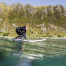 Kronprinsfamilien surfer i Hoddevik ved Stad. Foto: Fjordlapse Photography