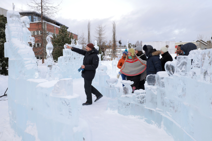 Kronprinsen fikk en omvisning i Skulpturparken i Finnmarksløpets Siida fredag. Der fikk han også selv prøve seg som skulptør. Foto: Ørn E. Borgen / NTB scanpix. 