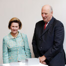 Dronning Sonja og Kong Harald ved modellen av Operahuset i Oslo som ble gitt i gave til the Museum of Modern Art  (Foto: Lise Åserud / Scanpix)