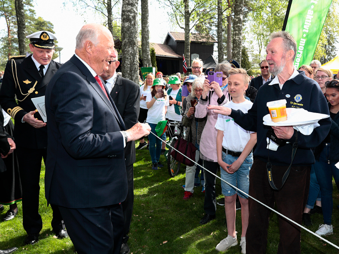 Det lokale birøktarlaget baud Kongen på honning. Foto: Lise Åserud / NTB scanpix