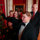 Den 19. desember var det julefotografering på Slottet. Kongeparet, Kronprinsparet, Prinsesse Ingrid Alexandra og Prins Sverre Magnus var samlet om juletreet i Røde salong. Foto: Lise Åserud, NTB scanpix