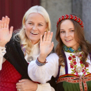 Ruvdnaprinsabearaš dearvvaha Askera mánáidtoga Skauguma olggobealde. Govven: Sara Svanemyr, Gonagaslaš hoavva