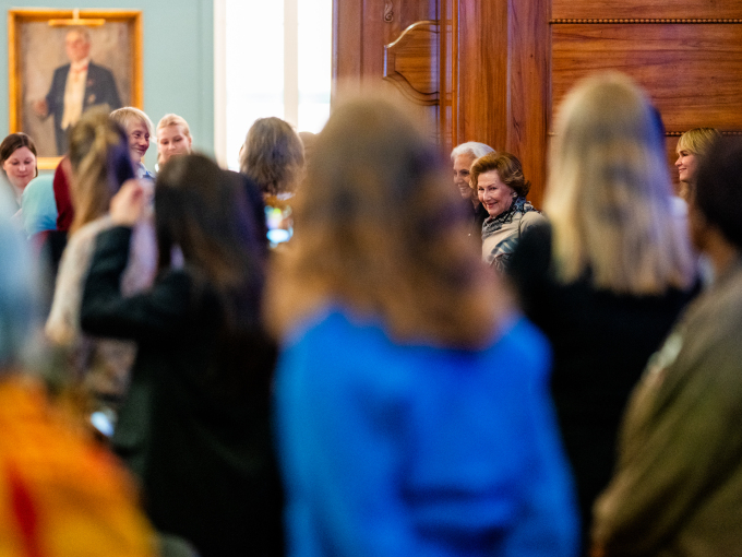 Dronning Sonja er til stede på MiRA-senterets nasjonalkonferanse – «Oss og dem – eller vi?» i Håndverken i Oslo. Foto: Fredrik Varfjell / NTB 