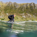 Kronprinsfamilien surfer i Hoddevik. Handoutbilde fra Det kongelige hoff publisert 07.10.2017. Bildet er kun til redaksjonell bruk - ikke for salg. Foto: Fjordlapse Photography, Det kongelige hoff.