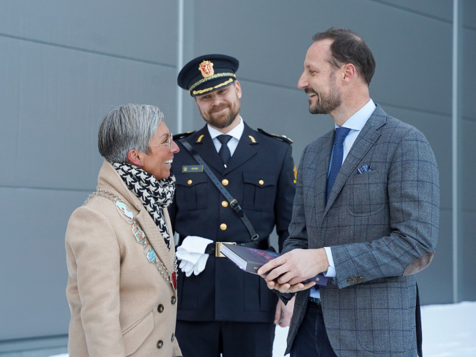 Kronprinsen tar farvel med Moss-ordfører Hanne Tollerud og visepolitimester Geir Solem. Foto: Liv Anette Luane, Det kongelige hoff