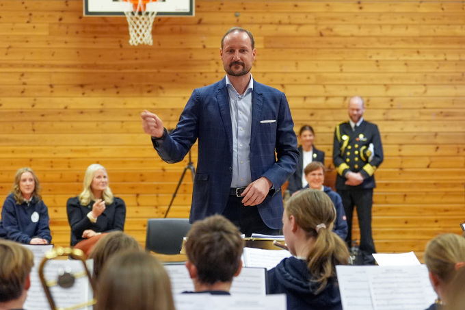 Kronprinsregenten fikk prøve seg som dirigent for seniorkorpset. Dirigent Tanja Carita Ikonen ga råd for god teknikk. Foto: Terje Pedersen, NTB