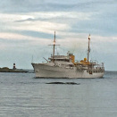 Kongeskipet passerer Holmesund utenfor Tvedestrand på vei østover etter at Kongeparet avsluttet sin jubileumsreise "Kongepar i 25 år", juni 2016. Foto: Sven Marius Utklev Gjeruldsen-Halle
