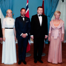 Ruvdnaprinsabárra  ja Presideantabárra ovdal almmolaš mállásiid Presideantagárdimis Rigas. Gurutbealde ambassadevra Steinar Egil Hagen ja su roavvá Rita Hagen. Govva: Lise Åserud / NTB Scanpix