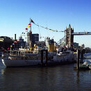 Kongeskipet brukes også på reiser til utlandet. Her ved Tower bridge i London, der "Norge" var base for Kongefamilien under deres besøk i 2005. Foto: Brækkan, Kongeskipet Norge.