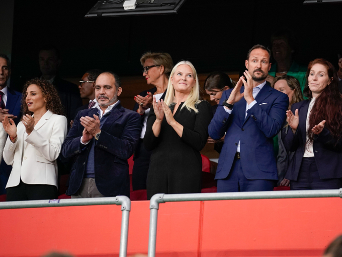 Kronprinsparet fulgte kampen sammen med generalsekretær Samar Nassar i det jordanske fotballforbundet, Prins Ali bin Al Hussein og fotballpresident Lise Klaveness. Foto: Stian Lysberg Solum / NTB