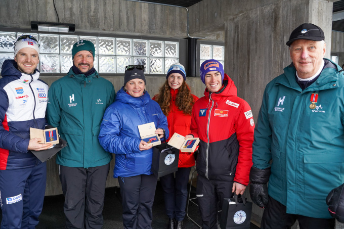 Jørgen Graabak, Maiken Caspersen Falla og Stefan Kraft mottok Holmenkollmedaljen, skisportens høyeste utmerkelse, av Kong Harald. Kronprins Haakon og Skiforeningens styreleder Bodil Høstmælingen var også til stede. Foto: Liv Anette Luane, Det kongelige hoff