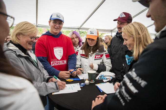 Prins Sverre Magnus, Prinsesse Ingrid Alexandra og Kronprins Haakon i samtale med deltakere på 