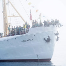Ungdom venter på Kongen og Dronningen om bord på Ishavsskuta Polarstar. Foto: Lise Åserud / NTB