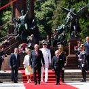Stáhtaguossástallan álggahuvvui lieđđekránssa bidjamiin Plaza San Martin našunálmonumeantta luhtte Buenos Airesis. Govva: Heiko Junge / NTB Scanpix