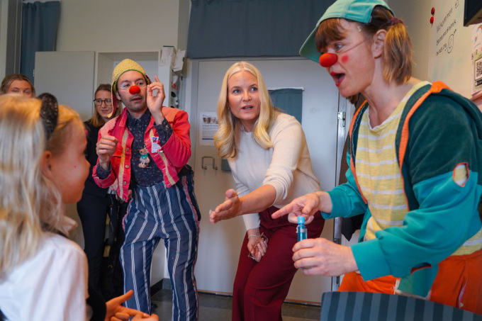 Kronprinsessen fikk se hvordan Sykehusklovnene jobber og møter barn og deres pårørende i ulike situasjoner. Foto: Ole Berg-Rusten, NTB