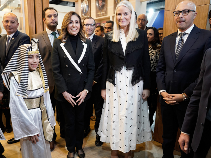 Kulturminister i Egypt Neveen Al-Kilany og direktør for bokmessen, Dr Ahmed Bahi El Din, var til stede ved åpningen av den norske paviljongen og gjestelandsprogrammet. Foto: Cornelius Poppe, NTB